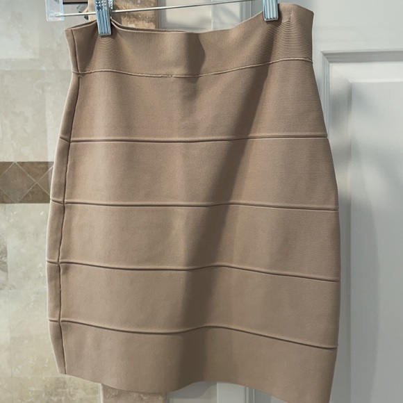 BCBG Max Azria pencil skirt and sexy top - Picture 4 of 4